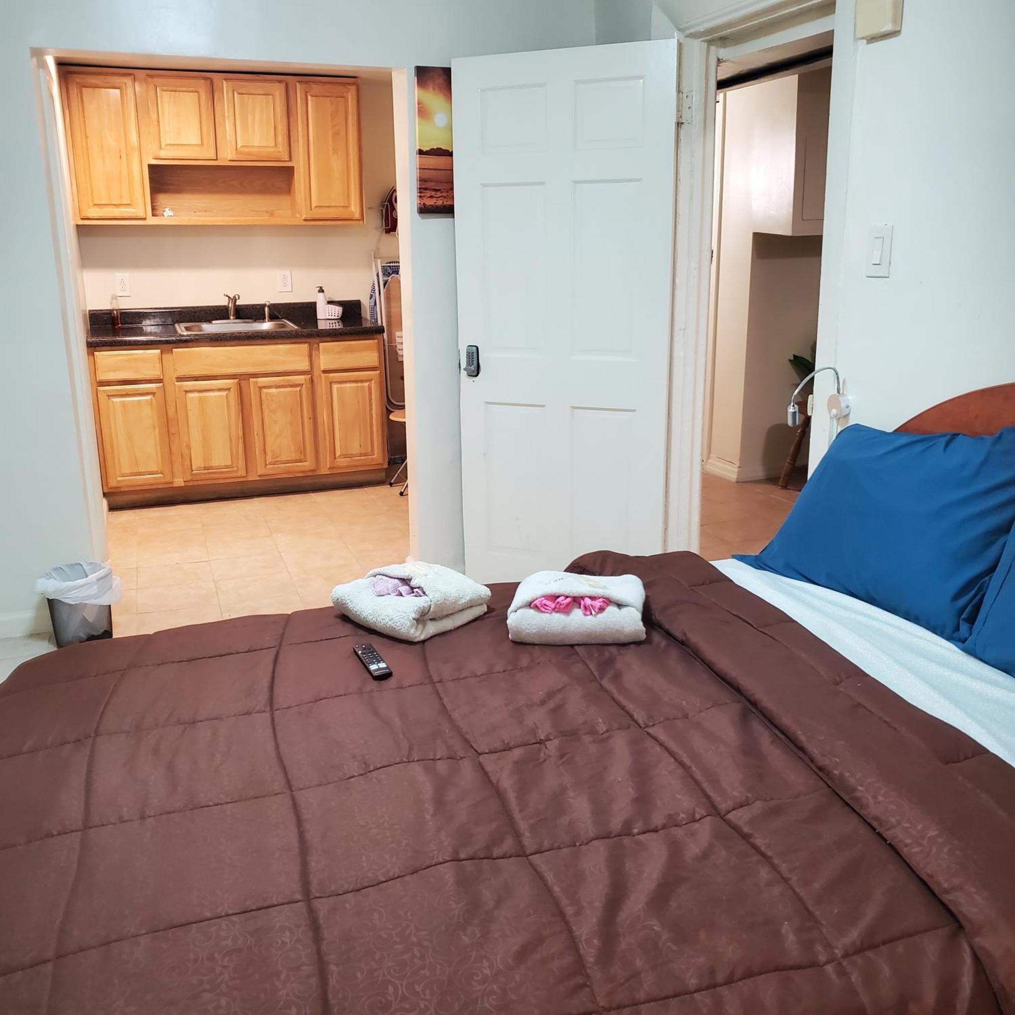 Studio And One Bedroom Apartments Нью-Йорк Экстерьер фото
