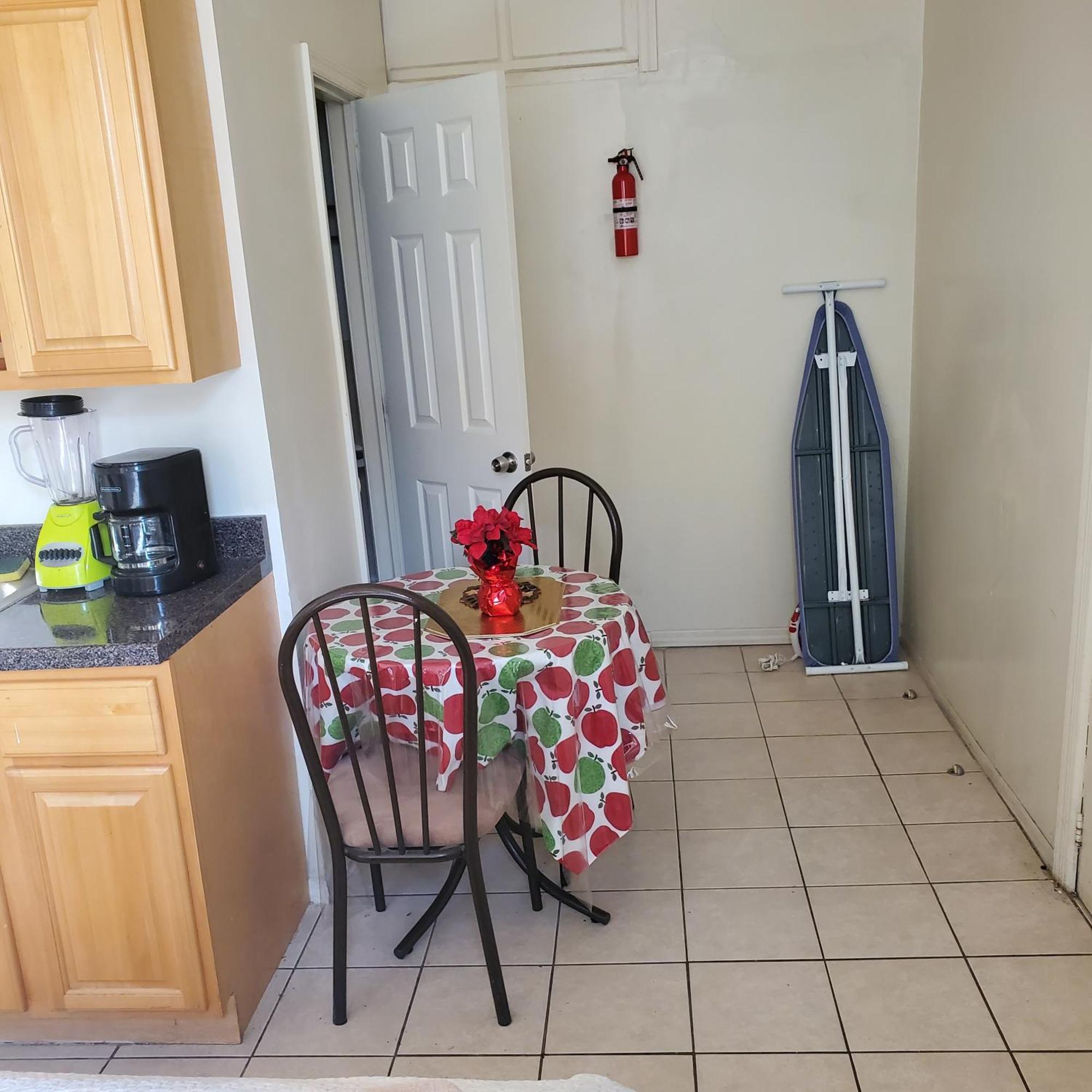 Studio And One Bedroom Apartments Нью-Йорк Экстерьер фото